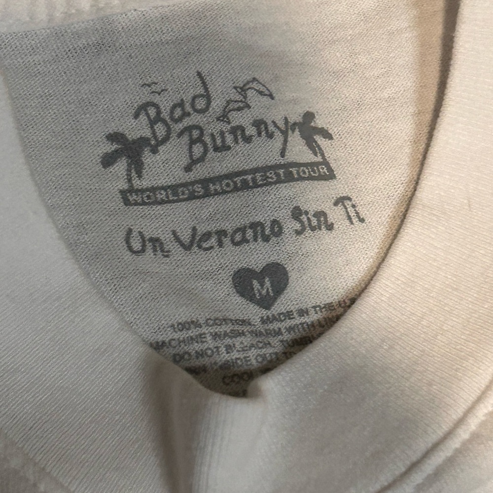 Bad Bunny Worlds Hottest Tour T-Shirt Size M Never worn! - Picture 3 of 4
